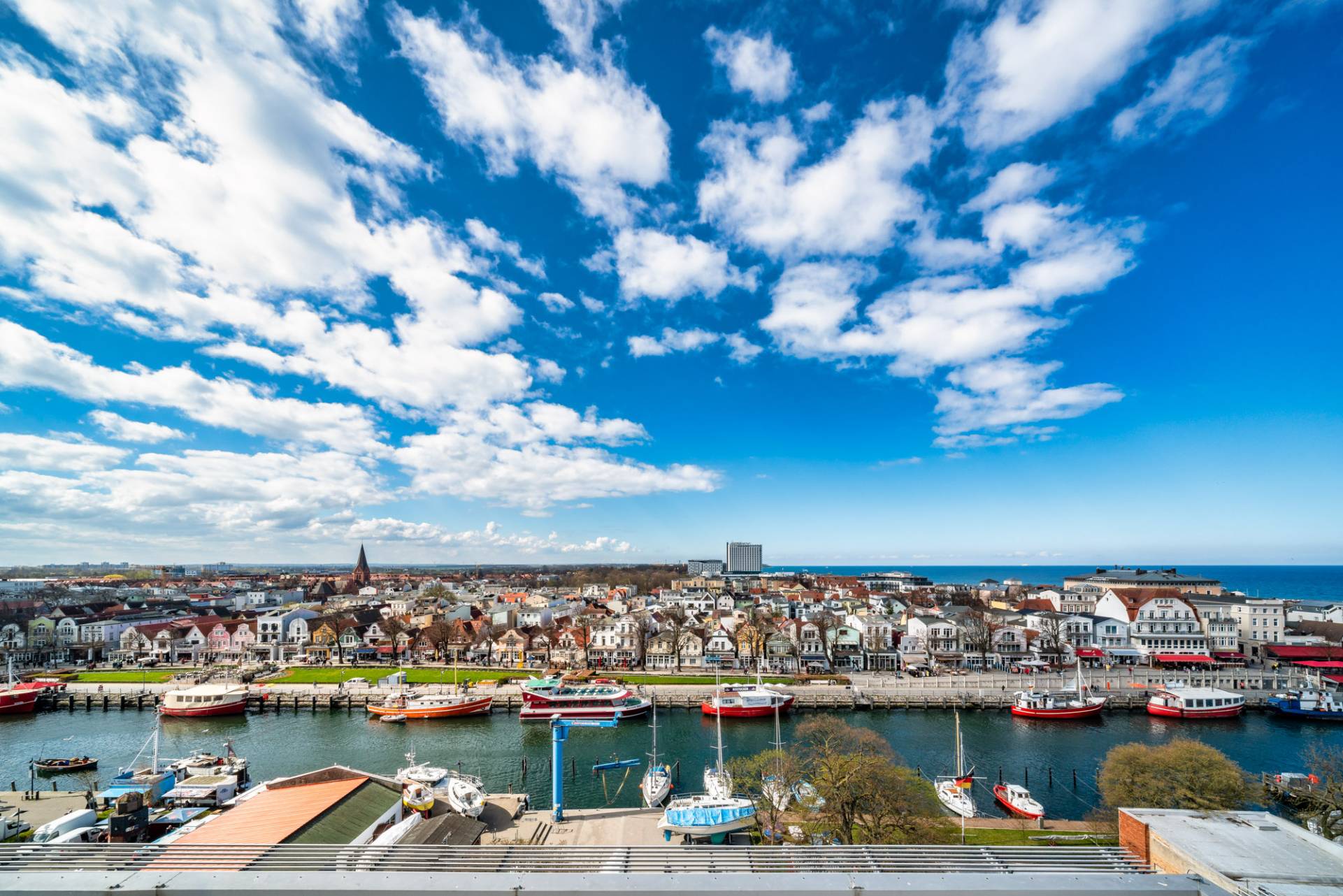 Blick vom WIROtel über den Alten Strom und Warnemünde
